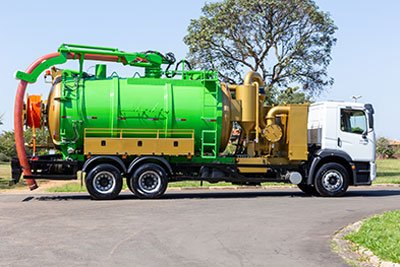 Caminhão Vacol da Futuro Ambiental estacionado, pronto para operação